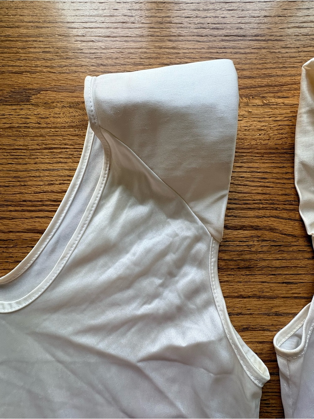 Legg Cream v-neck Medium Tank Tops with built in shoulder pads - set of 2 - Picture 4 of 11